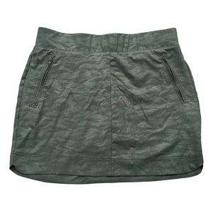 Orvis Womens Size Medium Army Green Camouflage Embossed Print Travel Skort Skirt